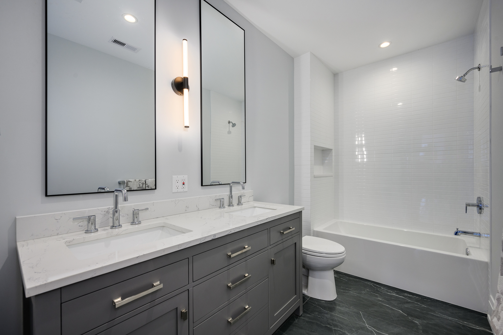 3037 N Lincoln Avenue Unit: 204