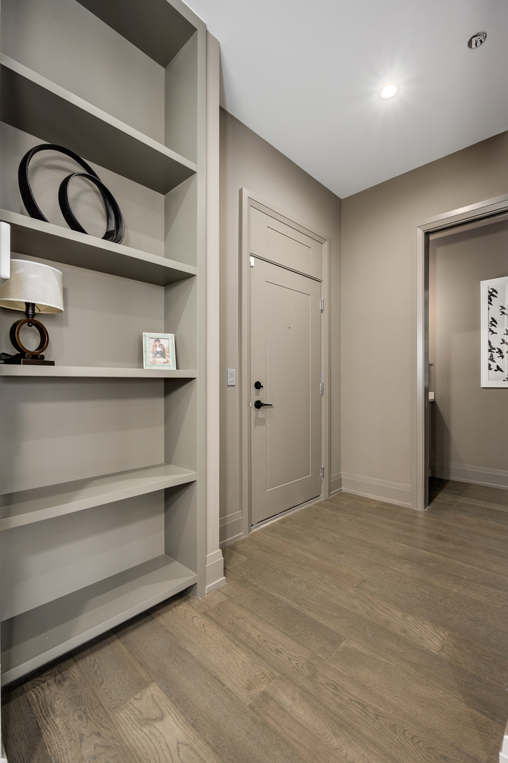 3037 N Lincoln Avenue Unit: 204