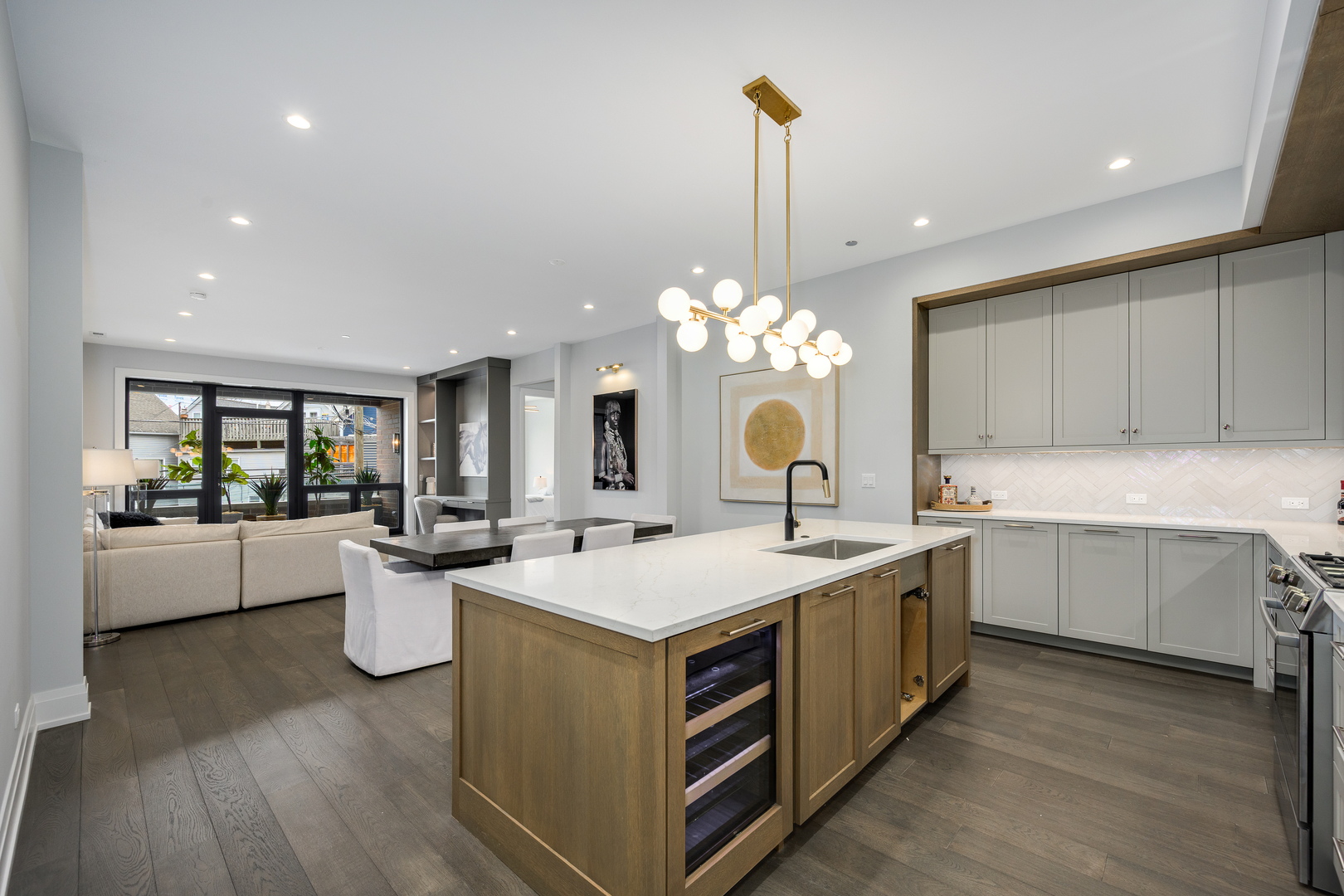 3037 N Lincoln Avenue Unit: 204