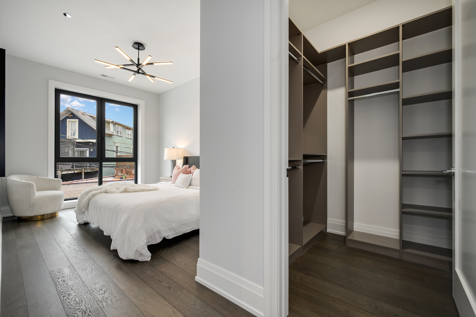 3037 N Lincoln Avenue Unit: 204