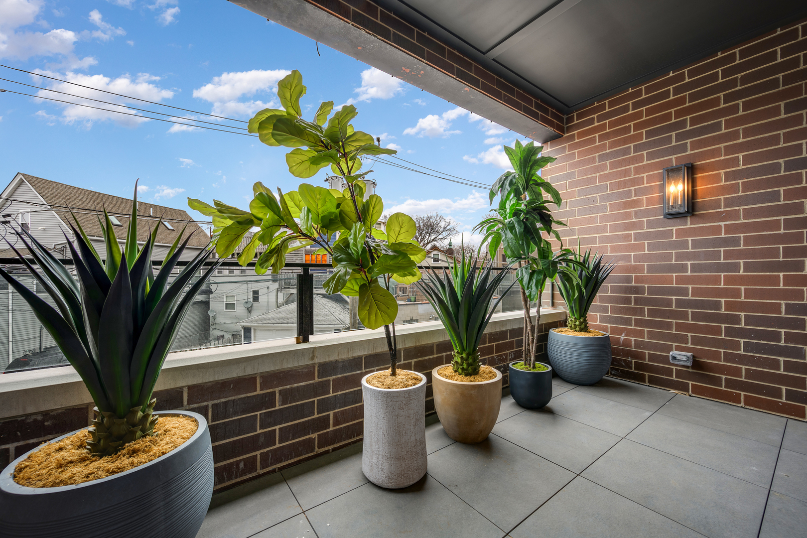 3037 N Lincoln Avenue Unit: 204
