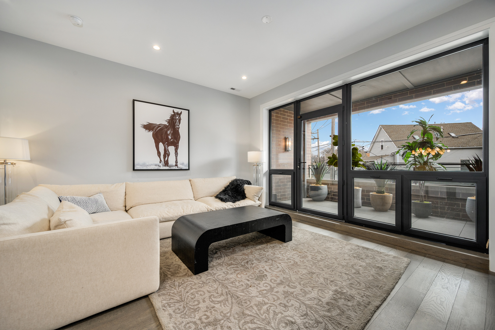 3037 N Lincoln Avenue Unit: 204