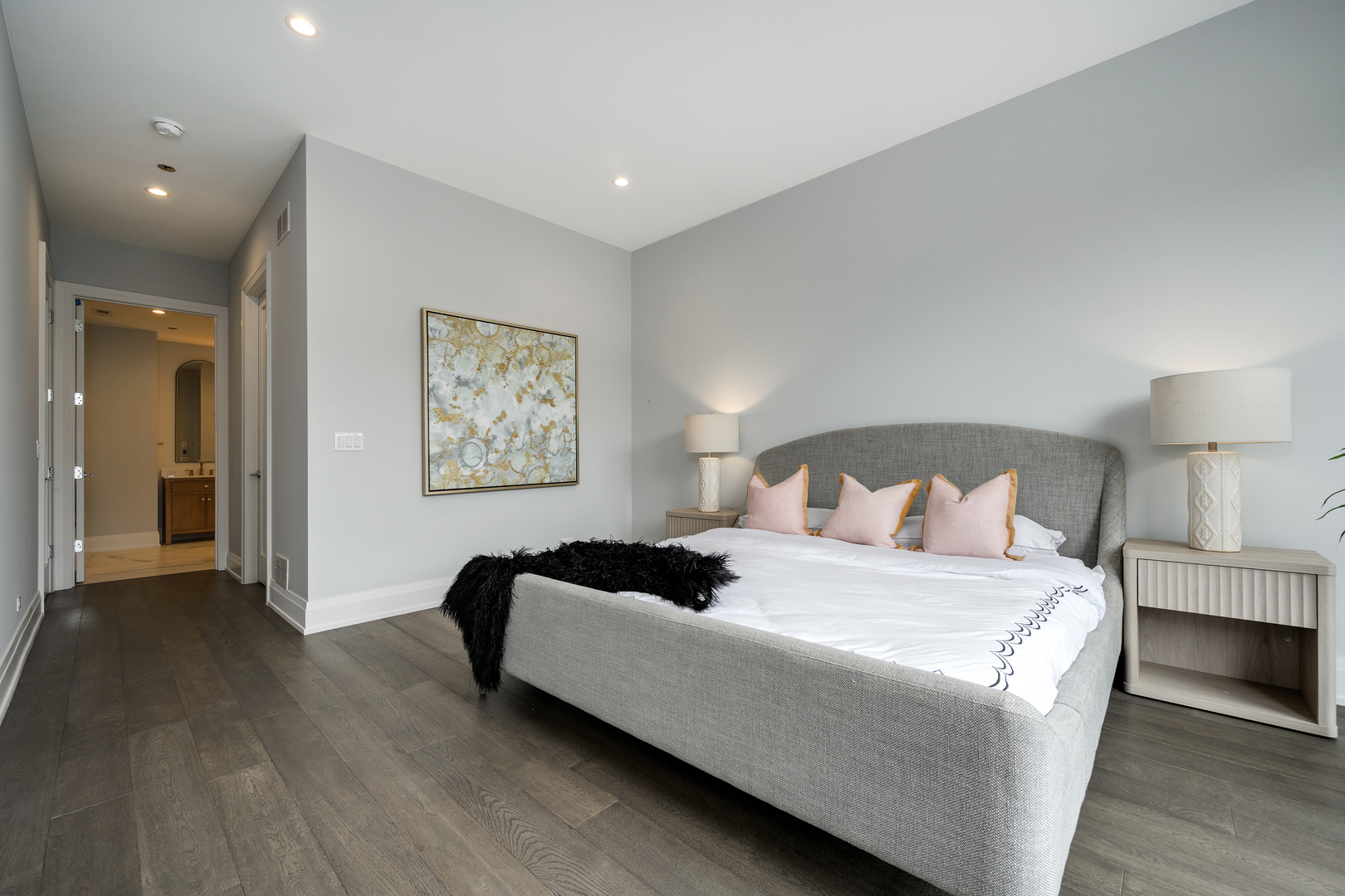 3037 N Lincoln Avenue Unit: 204
