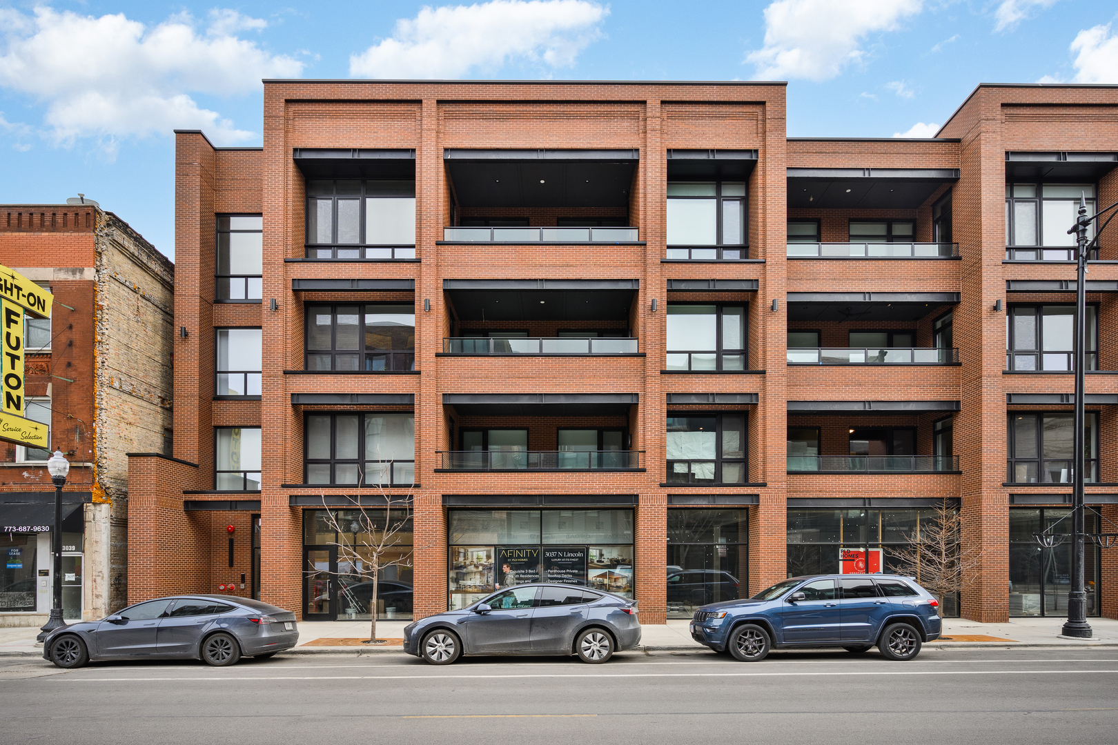 3037 N Lincoln Avenue Unit: 204