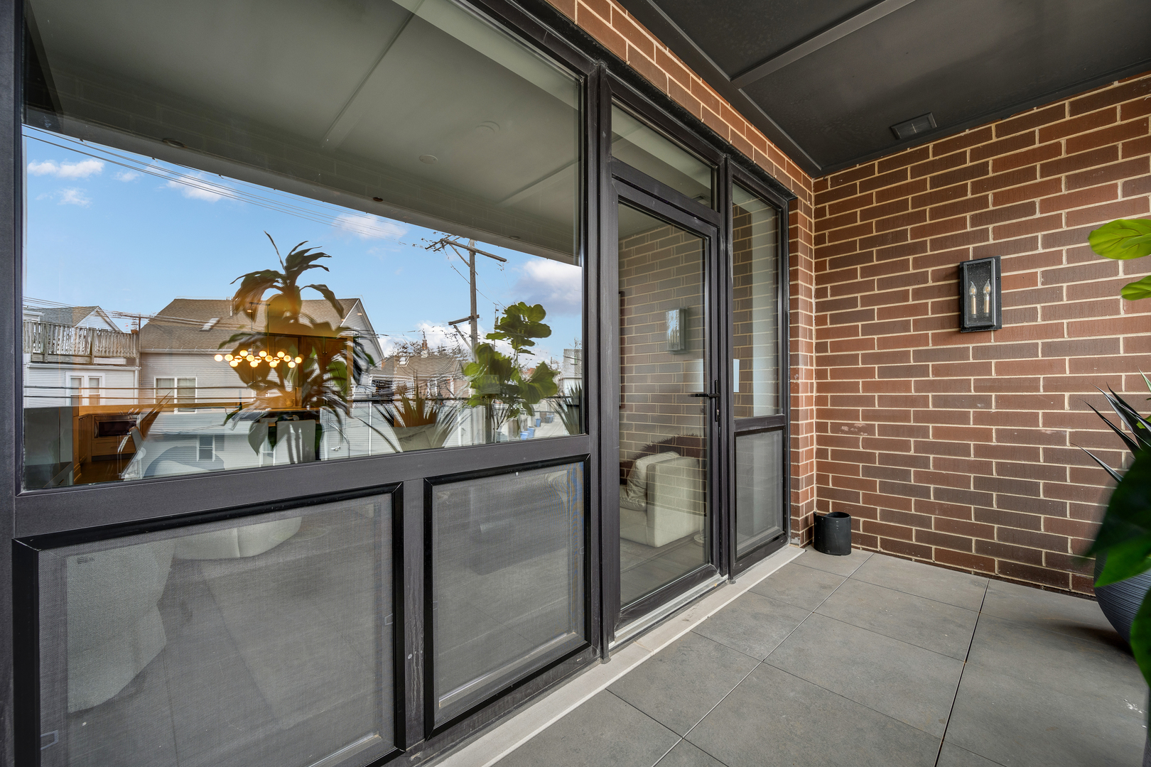 3037 N Lincoln Avenue Unit: 204