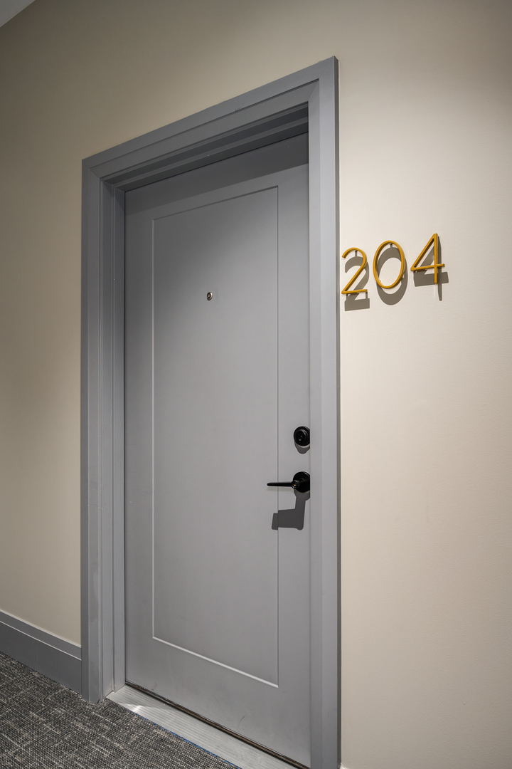 3037 N Lincoln Avenue Unit: 204