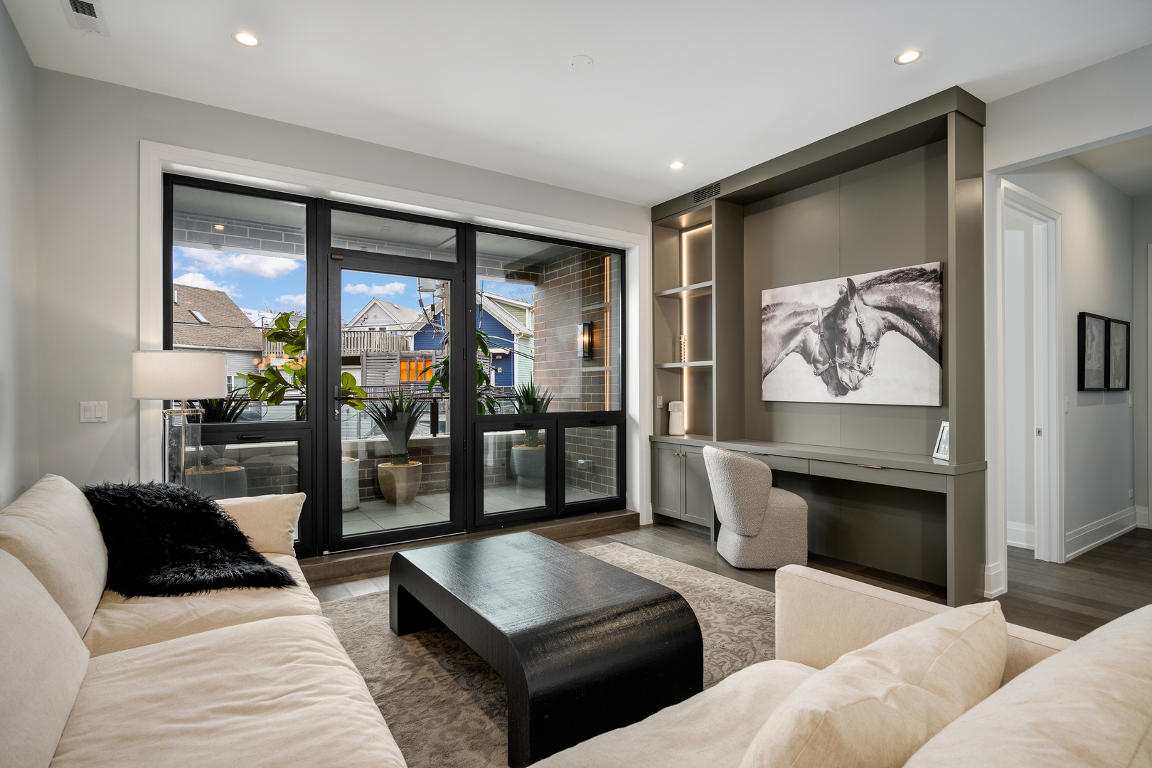 3037 N Lincoln Avenue Unit: 204