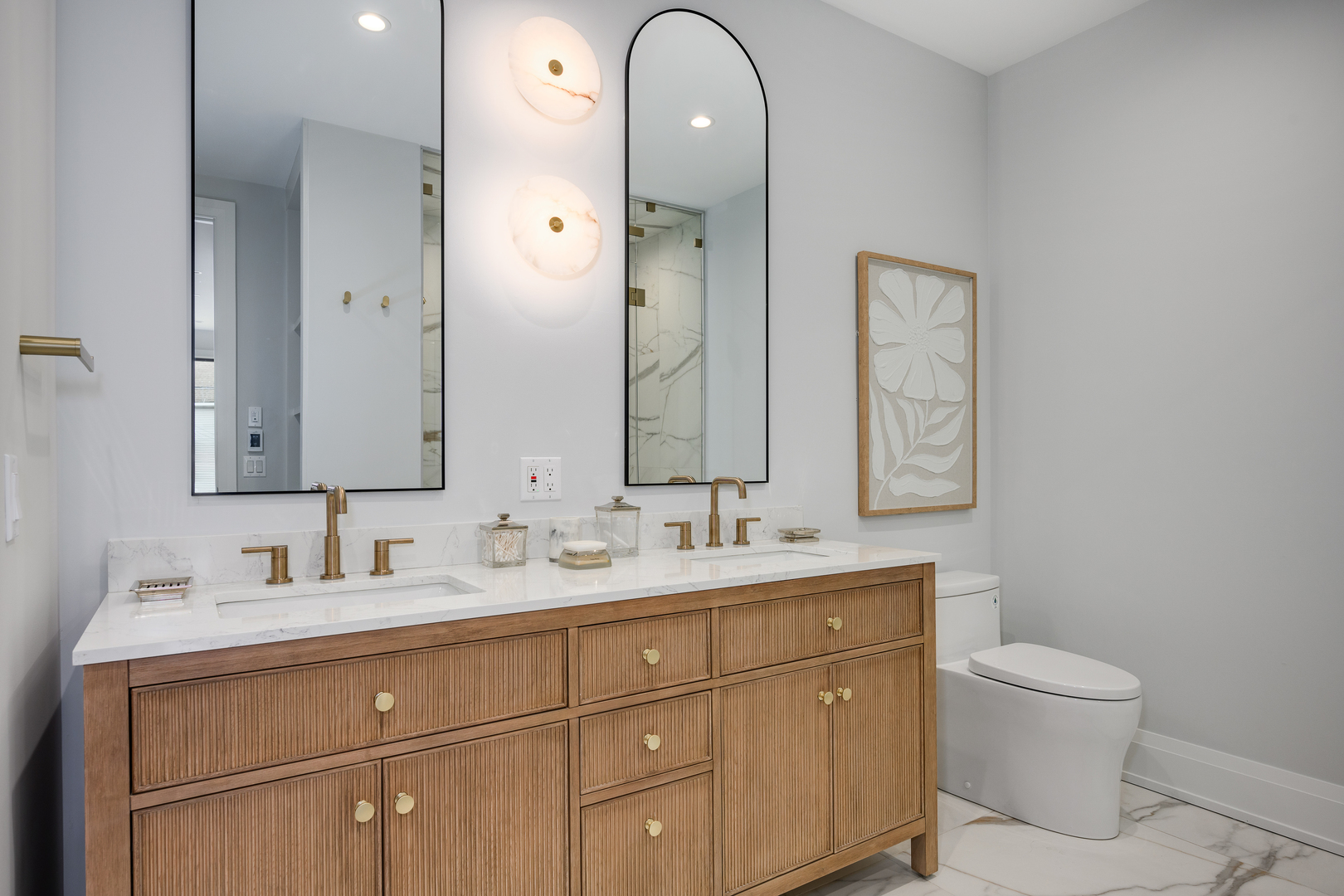 3037 N Lincoln Avenue Unit: 204