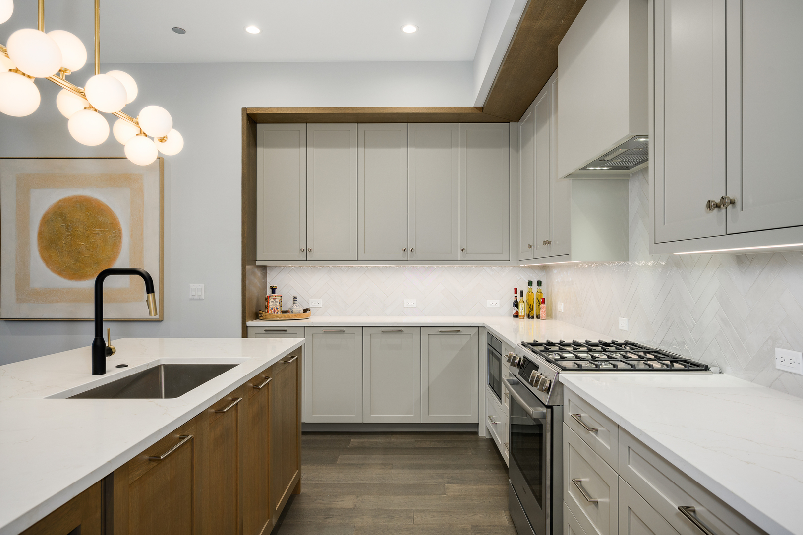 3037 N Lincoln Avenue Unit: 204
