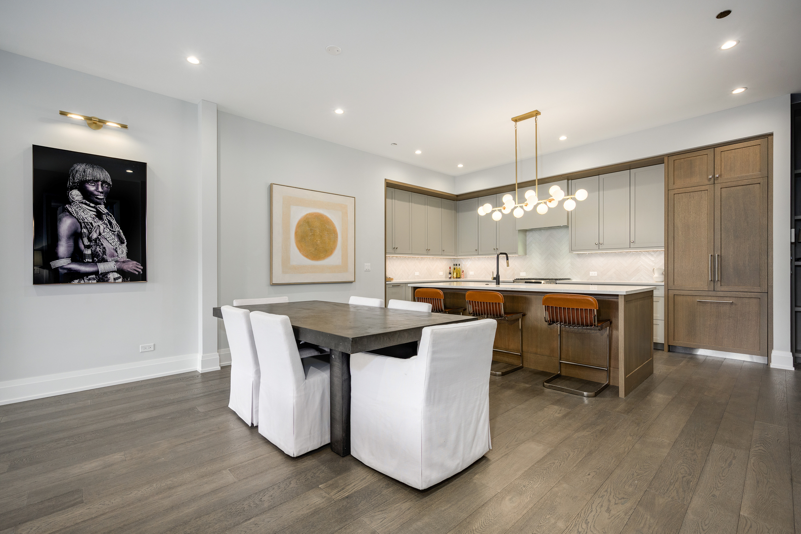 3037 N Lincoln Avenue Unit: 204
