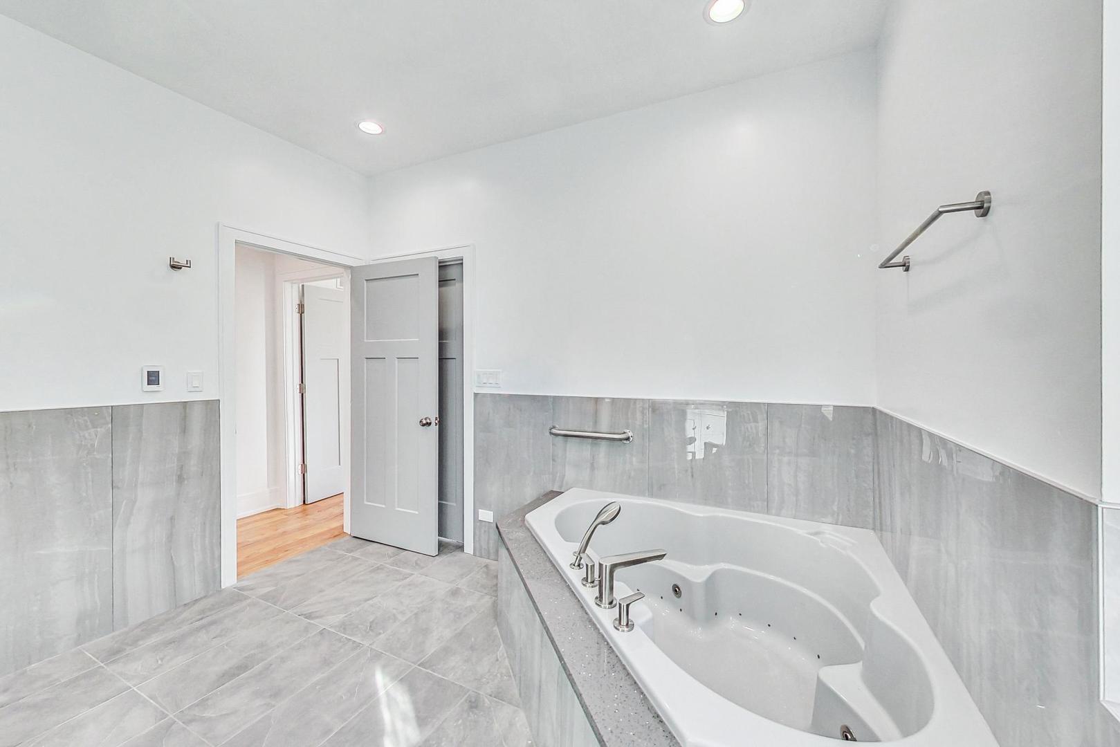 1245 W Jarvis Avenue Unit: 2