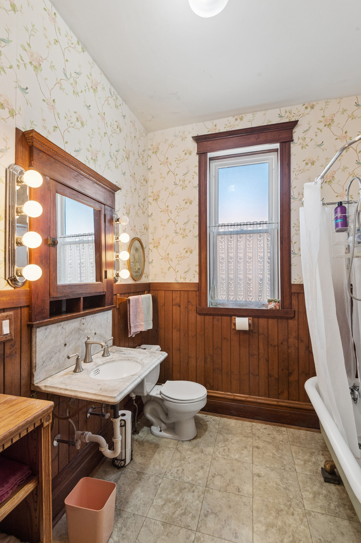 4057 N Damen Avenue Unit: 2