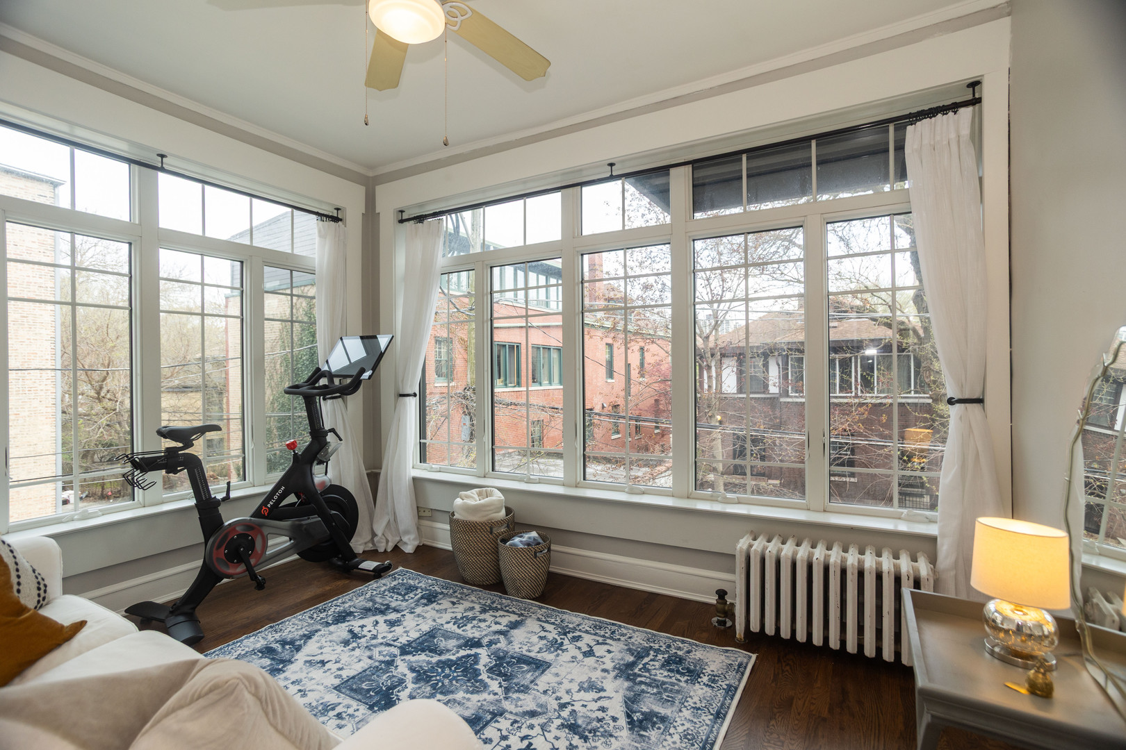 901 W Ainslie Street Unit: 2