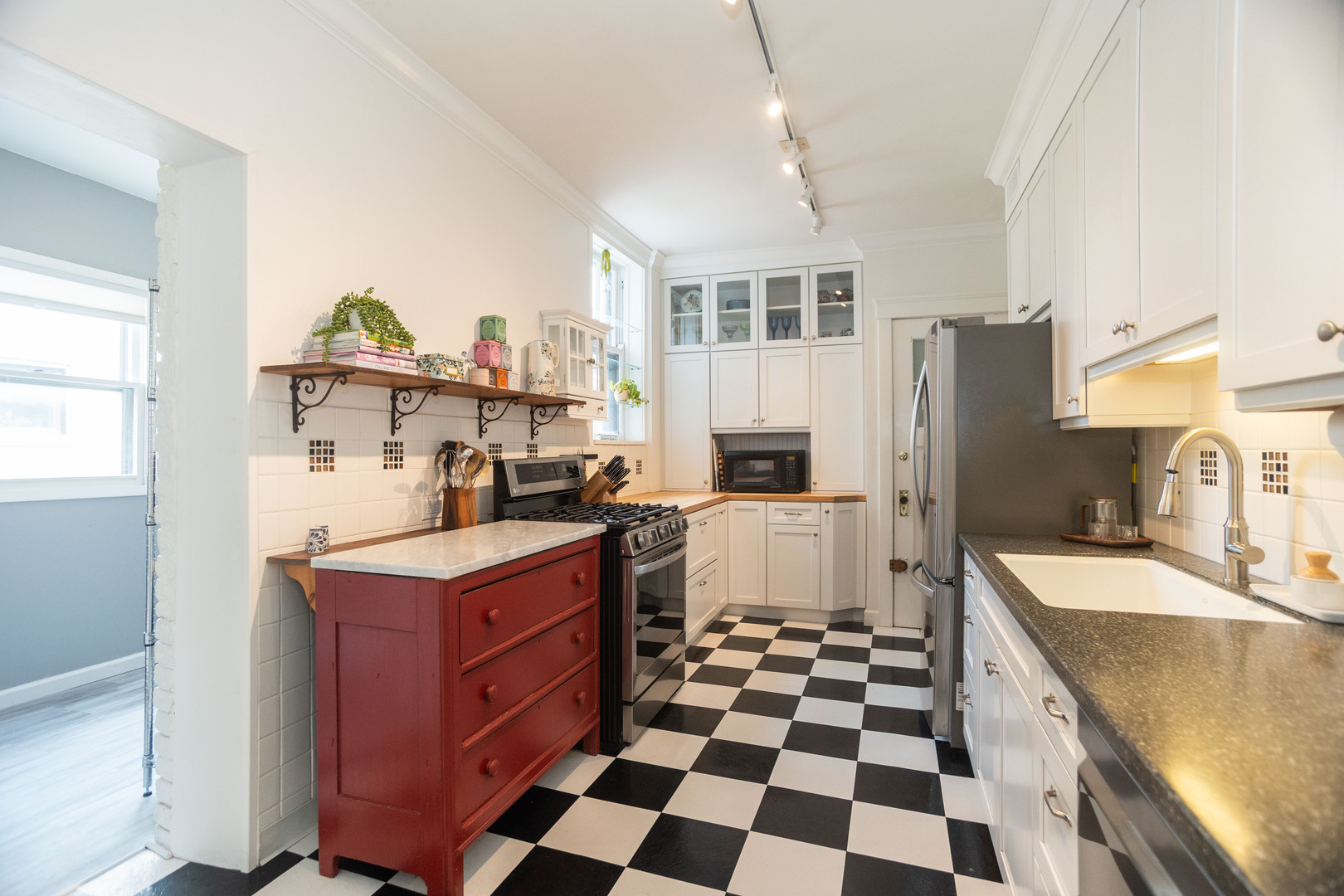 901 W Ainslie Street Unit: 2