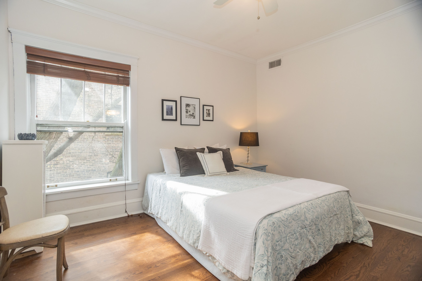 901 W Ainslie Street Unit: 2