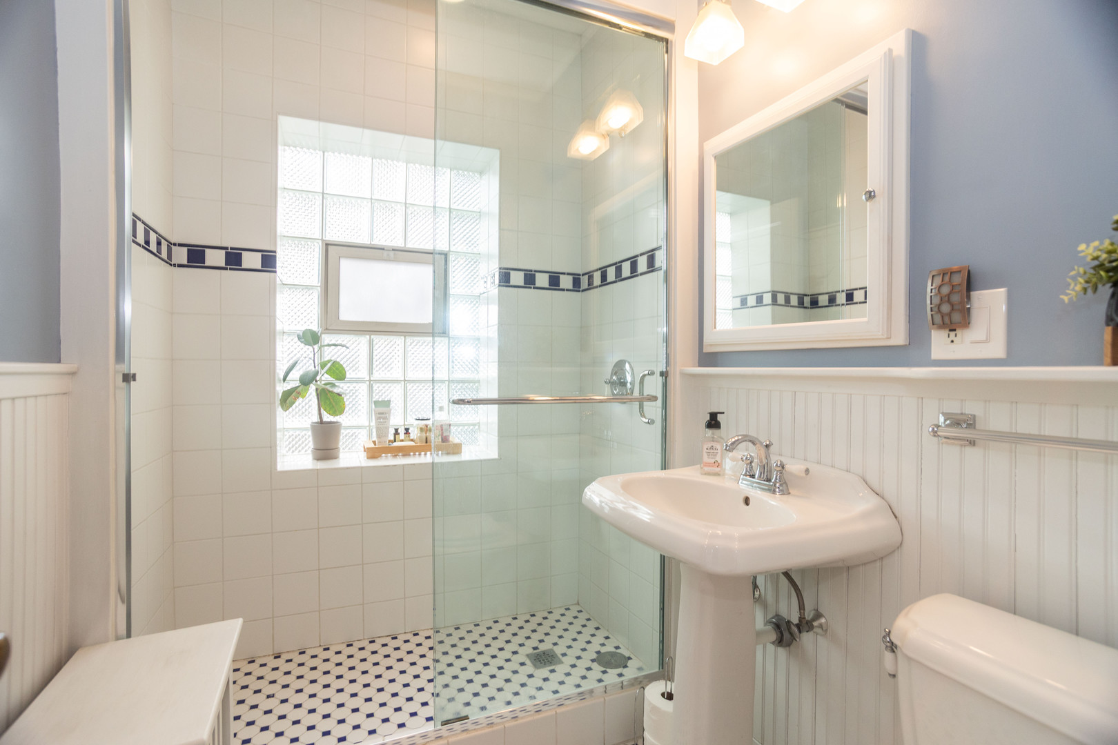 901 W Ainslie Street Unit: 2