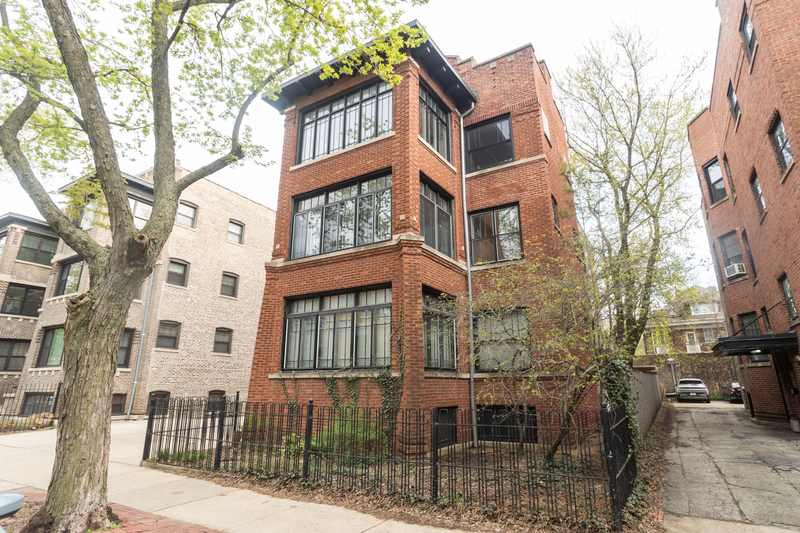 901 W Ainslie Street Unit: 2