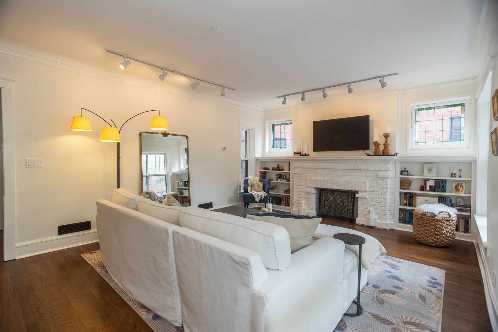 901 W Ainslie Street Unit: 2