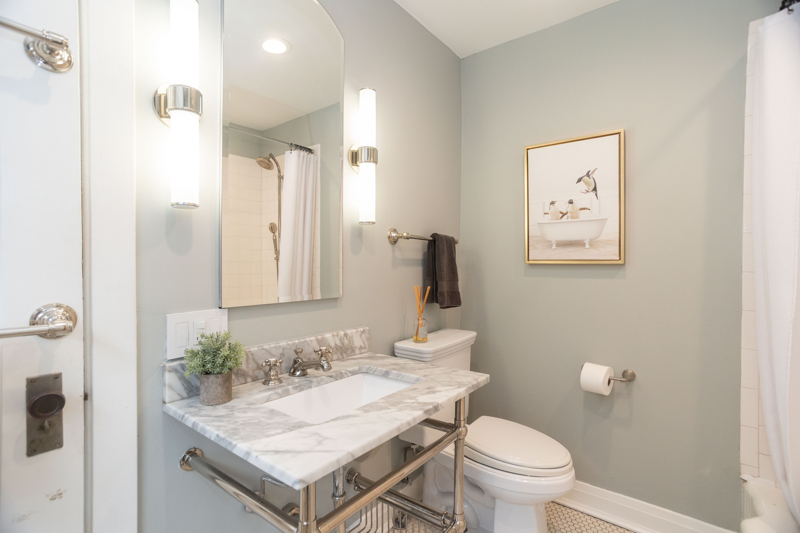 901 W Ainslie Street Unit: 2