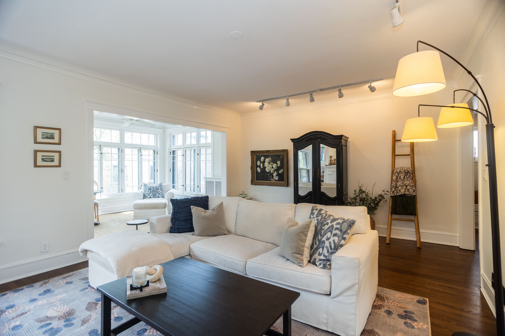 901 W Ainslie Street Unit: 2