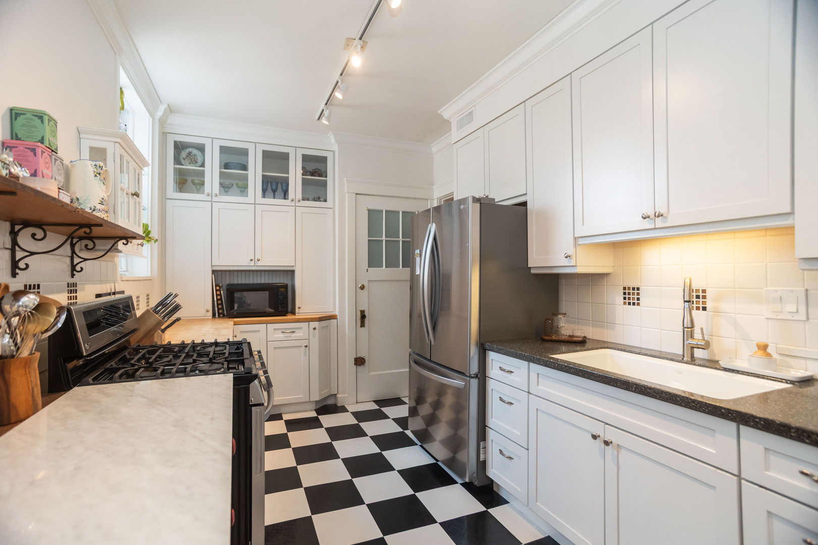 901 W Ainslie Street Unit: 2
