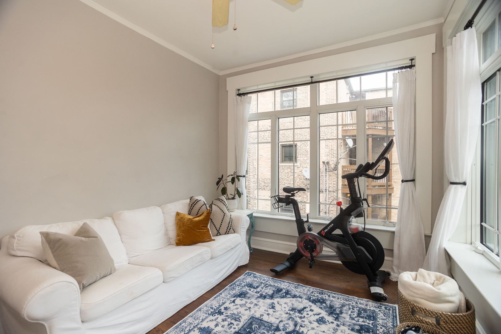 901 W Ainslie Street Unit: 2