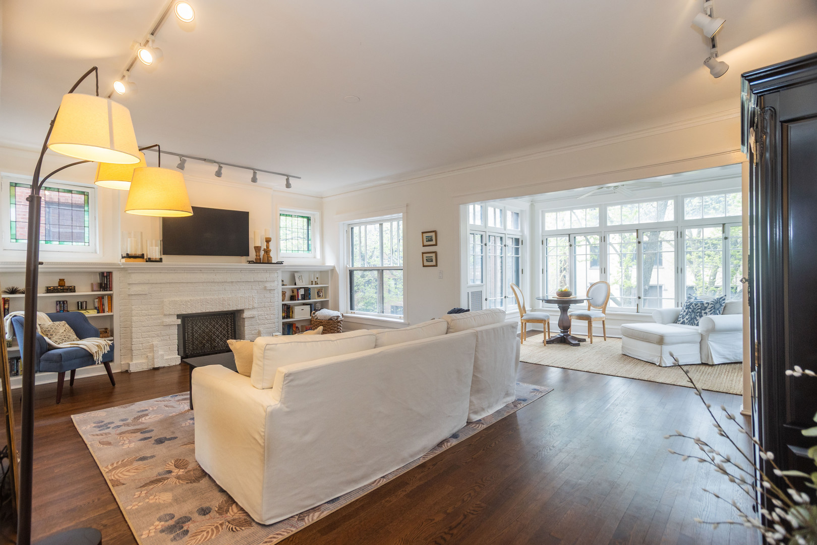 901 W Ainslie Street Unit: 2