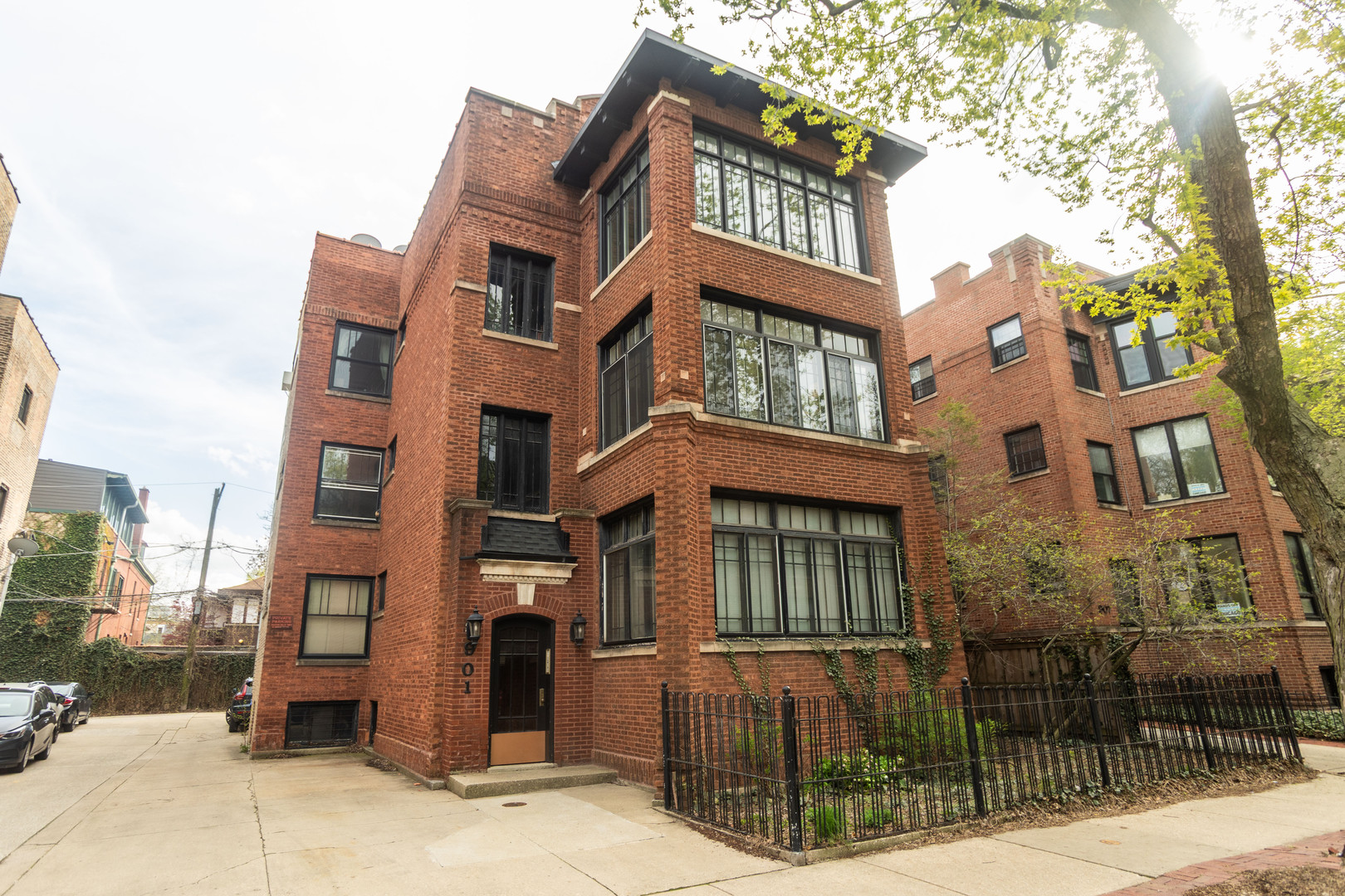 901 W Ainslie Street Unit: 2