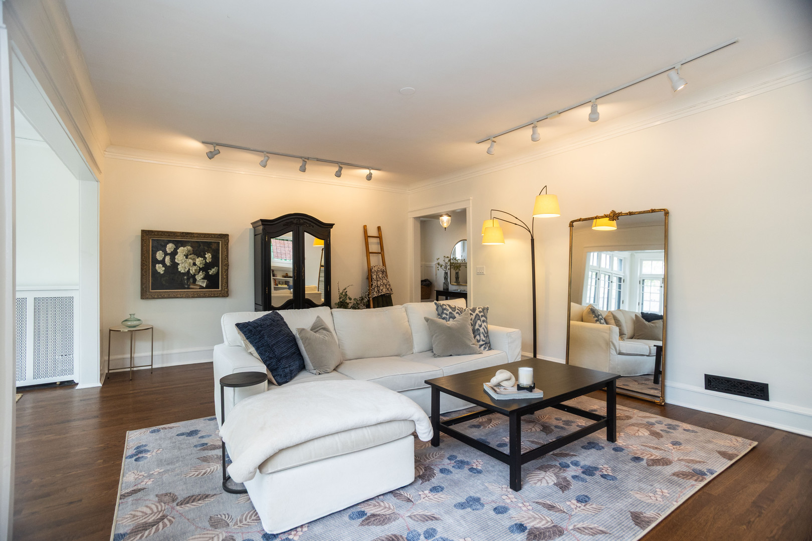 901 W Ainslie Street Unit: 2