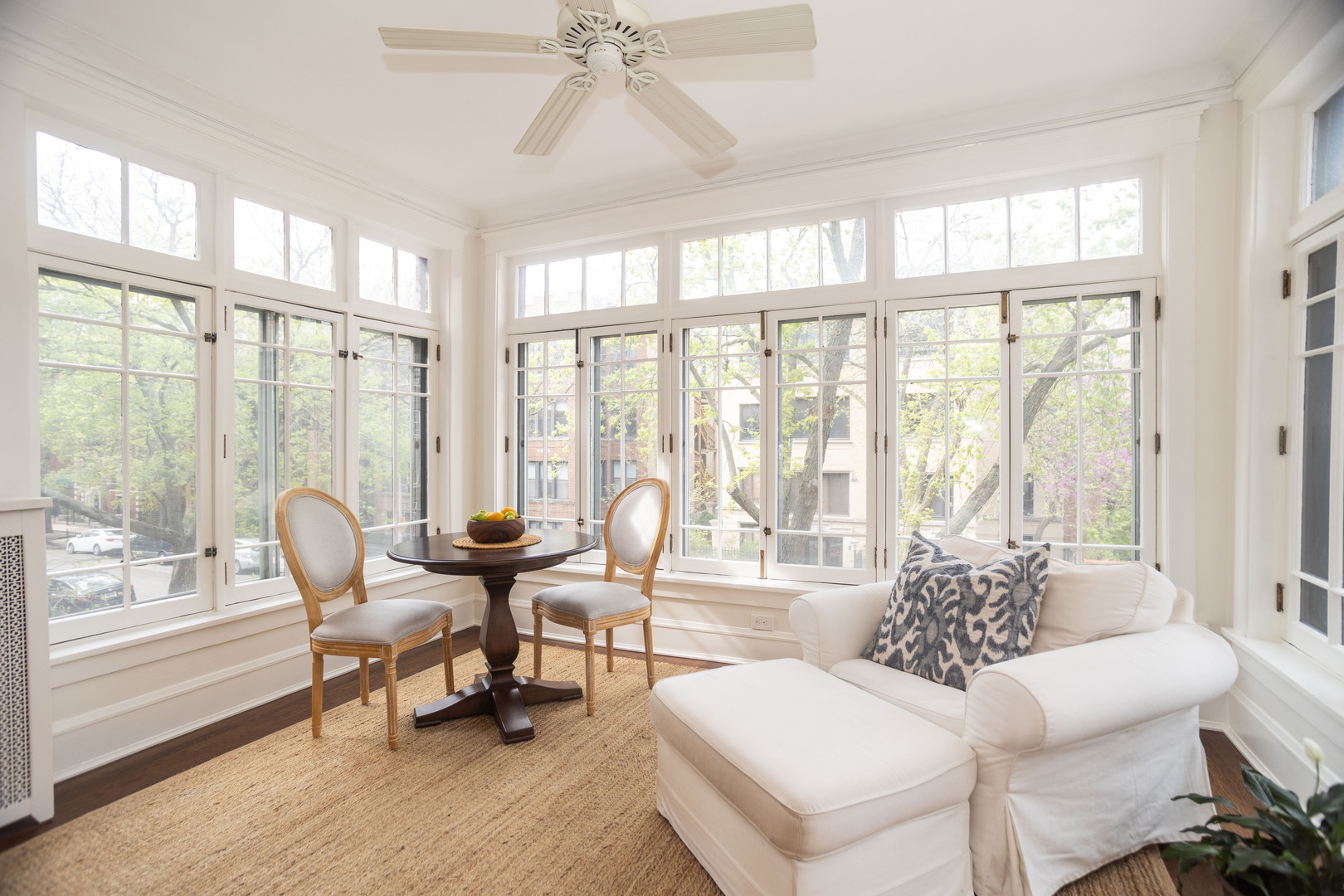 901 W Ainslie Street Unit: 2