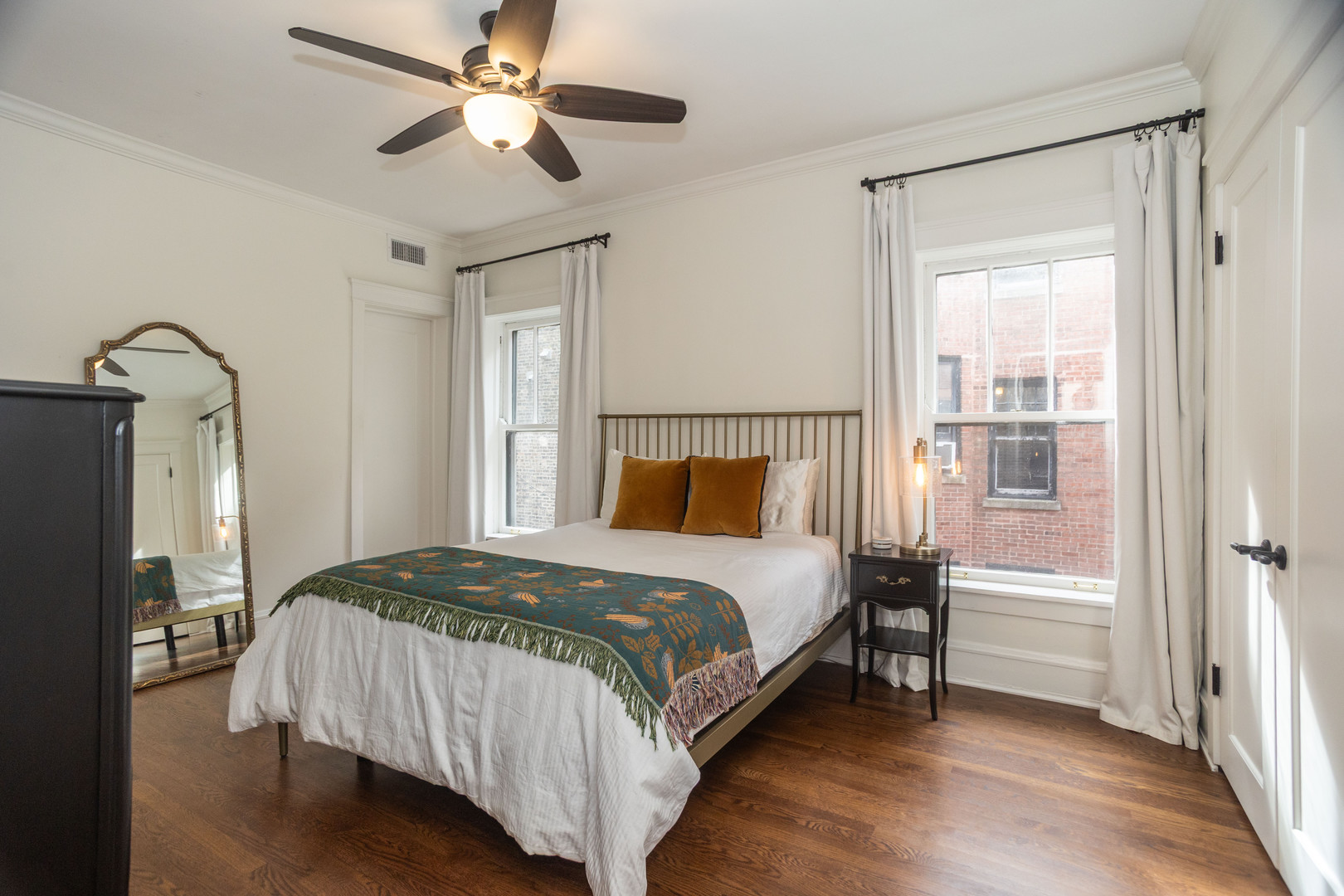 901 W Ainslie Street Unit: 2