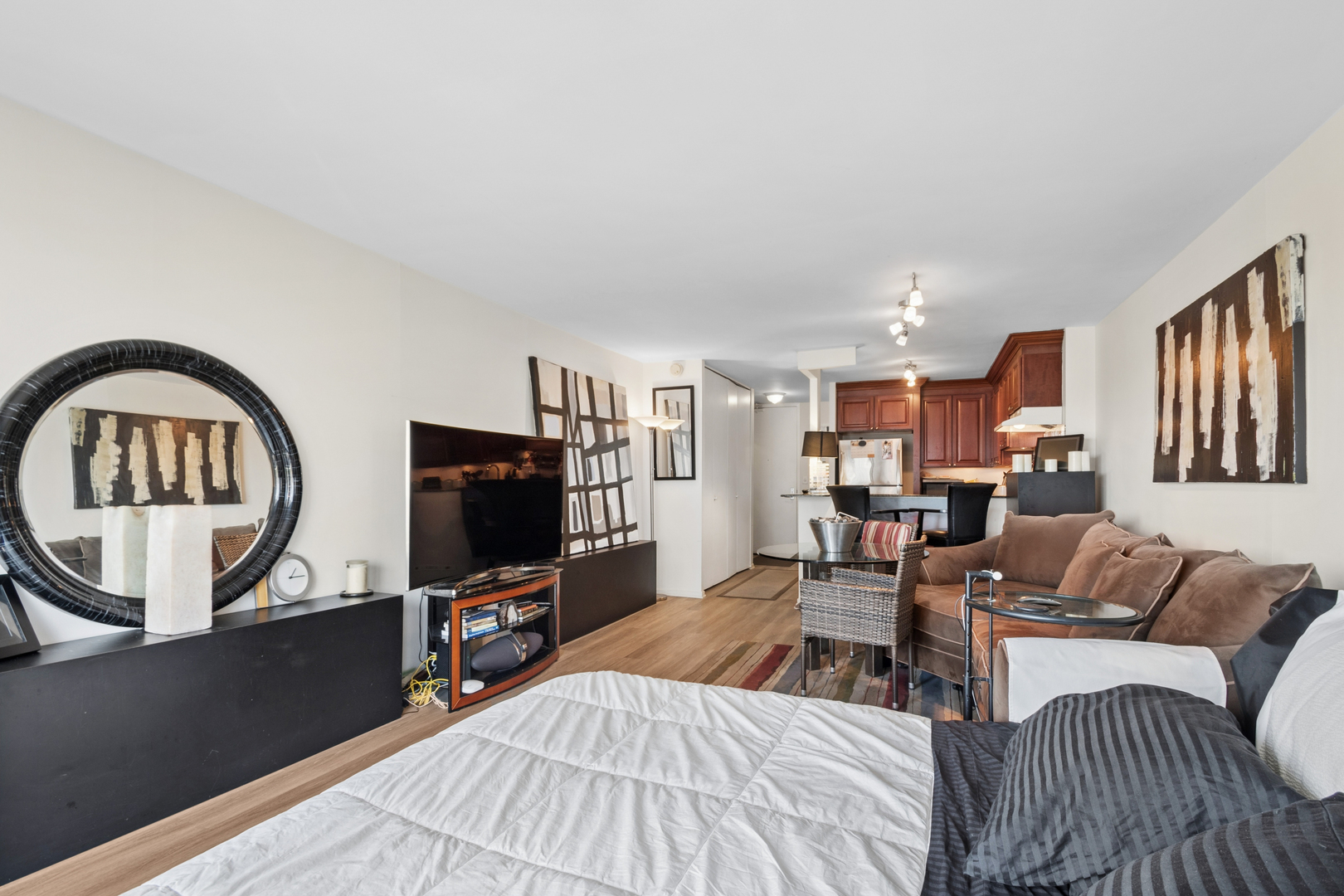 2020 N Lincoln Park West Unit: 8L
