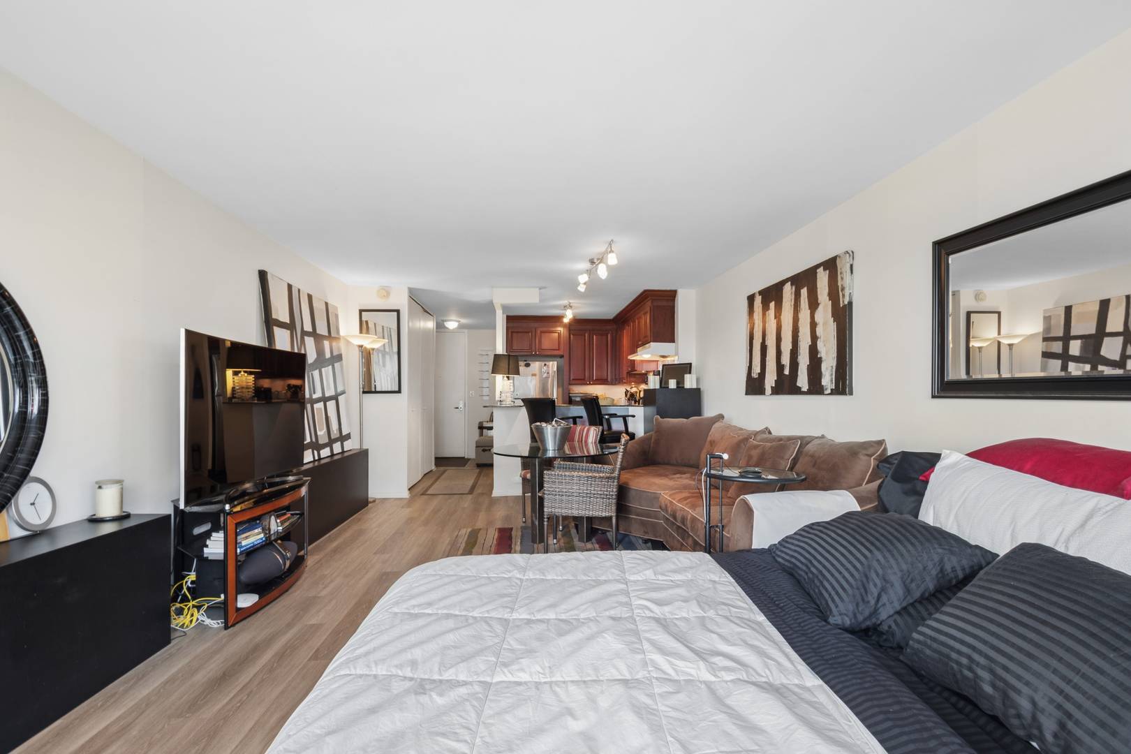 2020 N Lincoln Park West Unit: 8L
