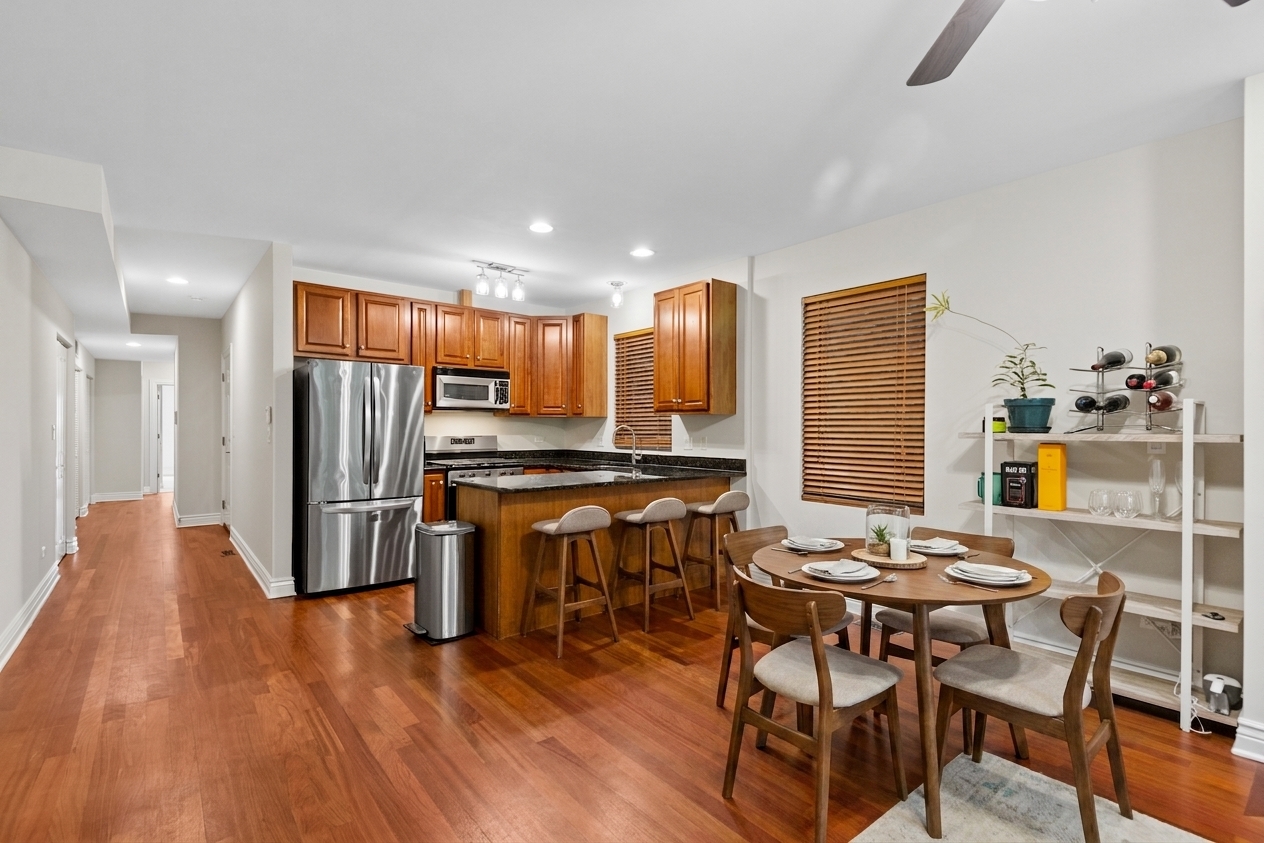 2206 W MONROE Street Unit: 2