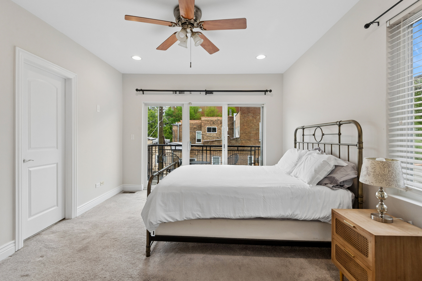 2206 W MONROE Street Unit: 2