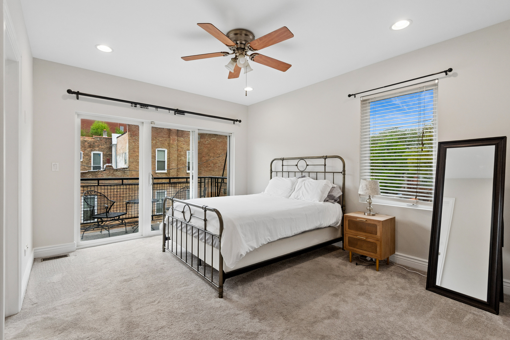 2206 W MONROE Street Unit: 2