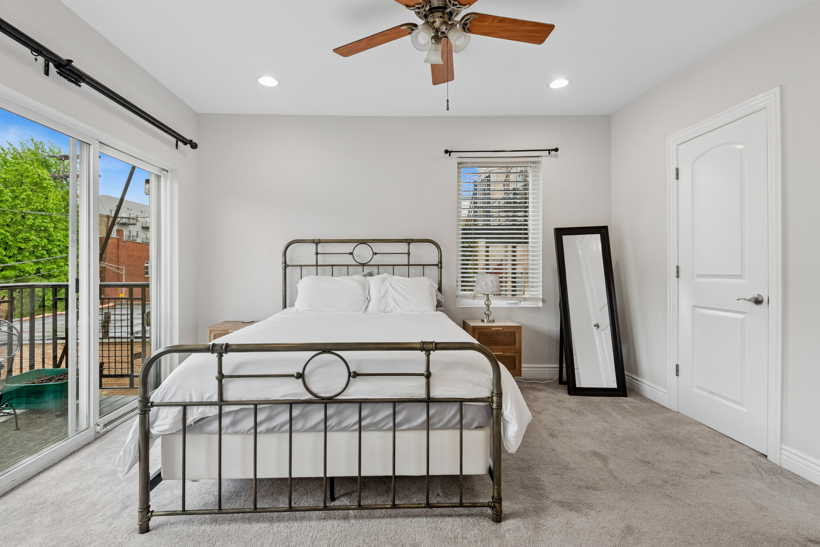 2206 W MONROE Street Unit: 2