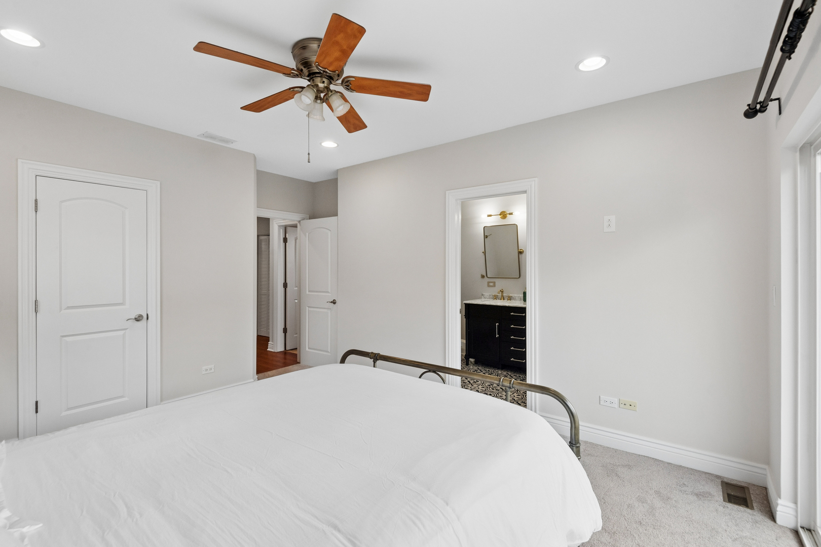 2206 W MONROE Street Unit: 2
