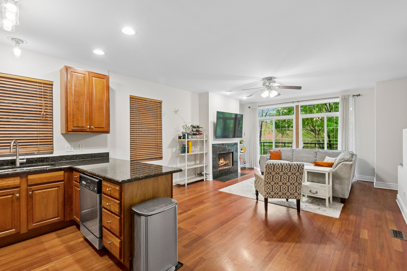 2206 W MONROE Street Unit: 2
