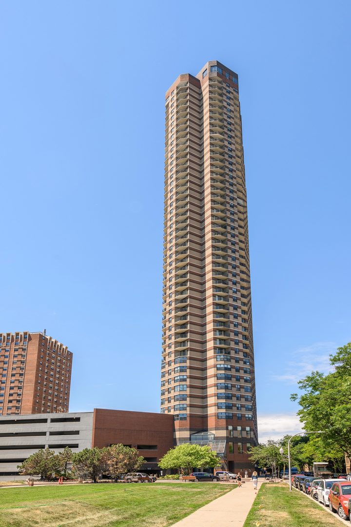 3660 N Lake Shore Drive Unit: 2901