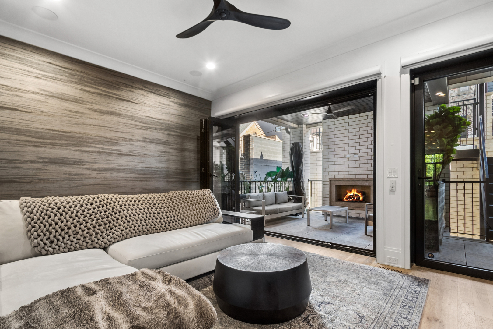1113 W CHESTNUT Street Unit: 1E