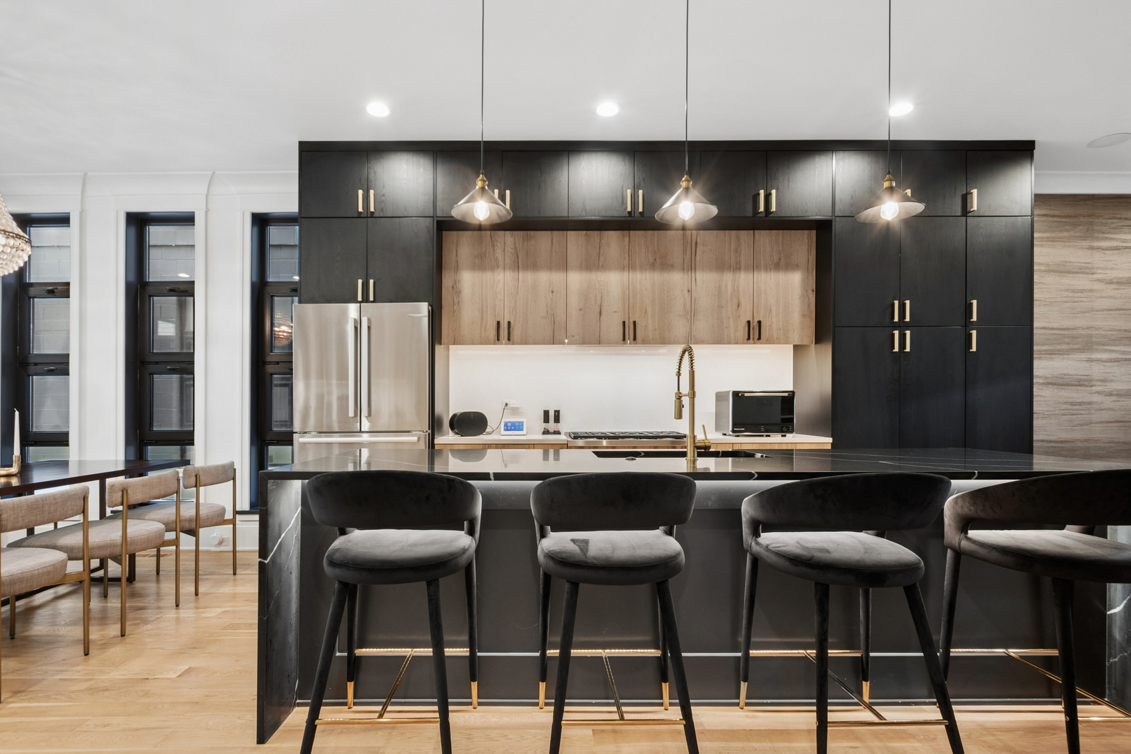 1113 W CHESTNUT Street Unit: 1E
