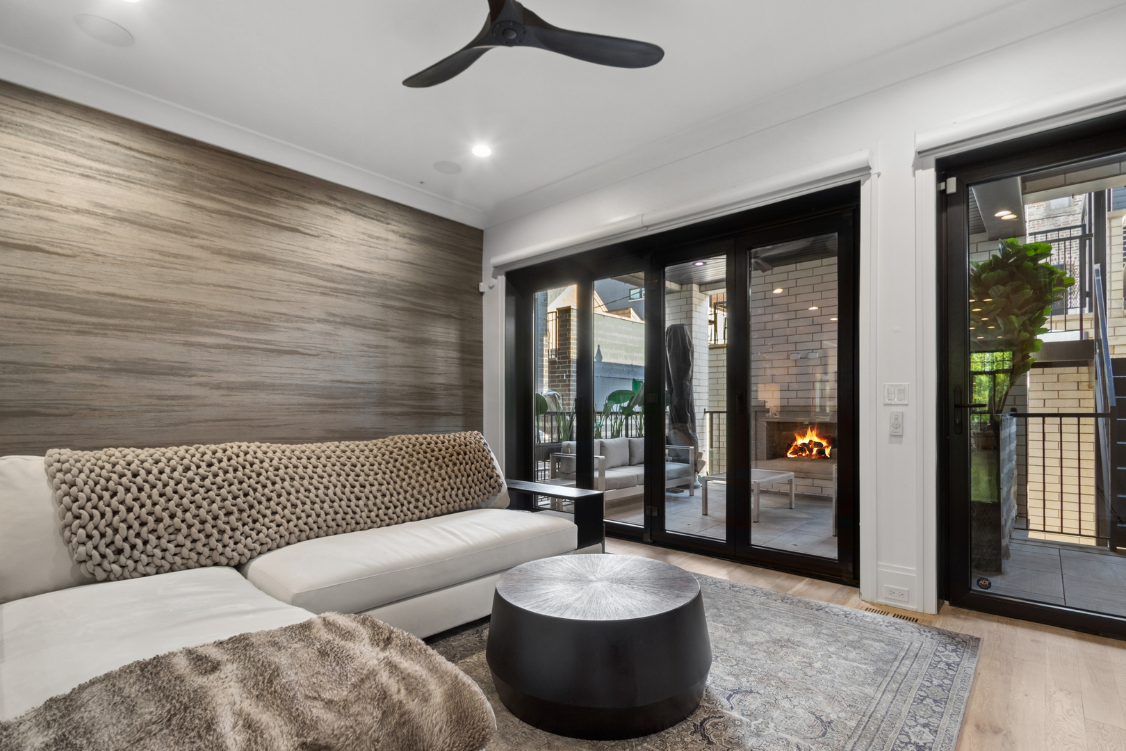 1113 W CHESTNUT Street Unit: 1E