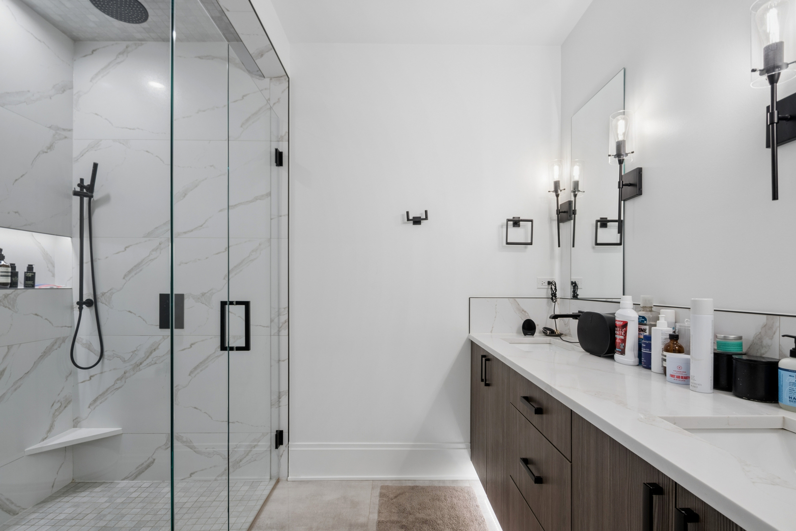 1113 W CHESTNUT Street Unit: 1E