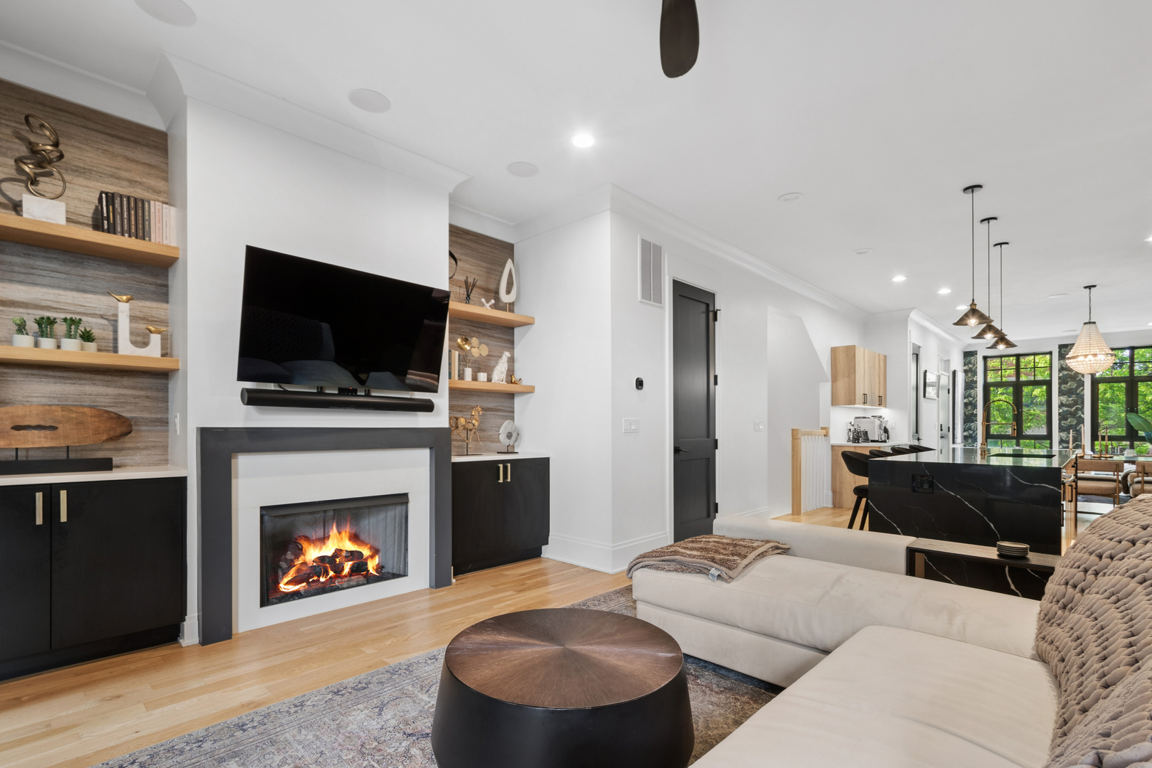 1113 W CHESTNUT Street Unit: 1E