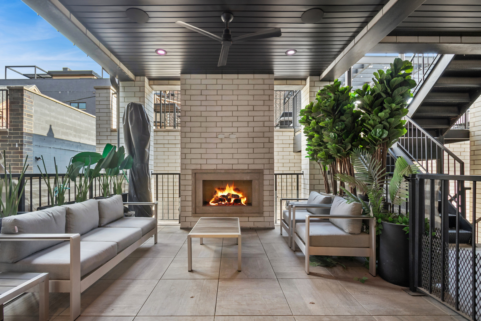 1113 W CHESTNUT Street Unit: 1E