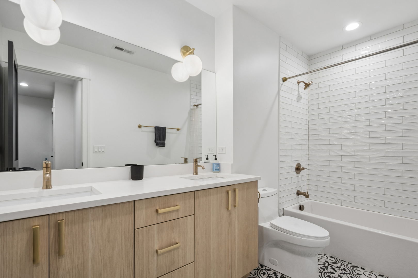 1113 W CHESTNUT Street Unit: 1E