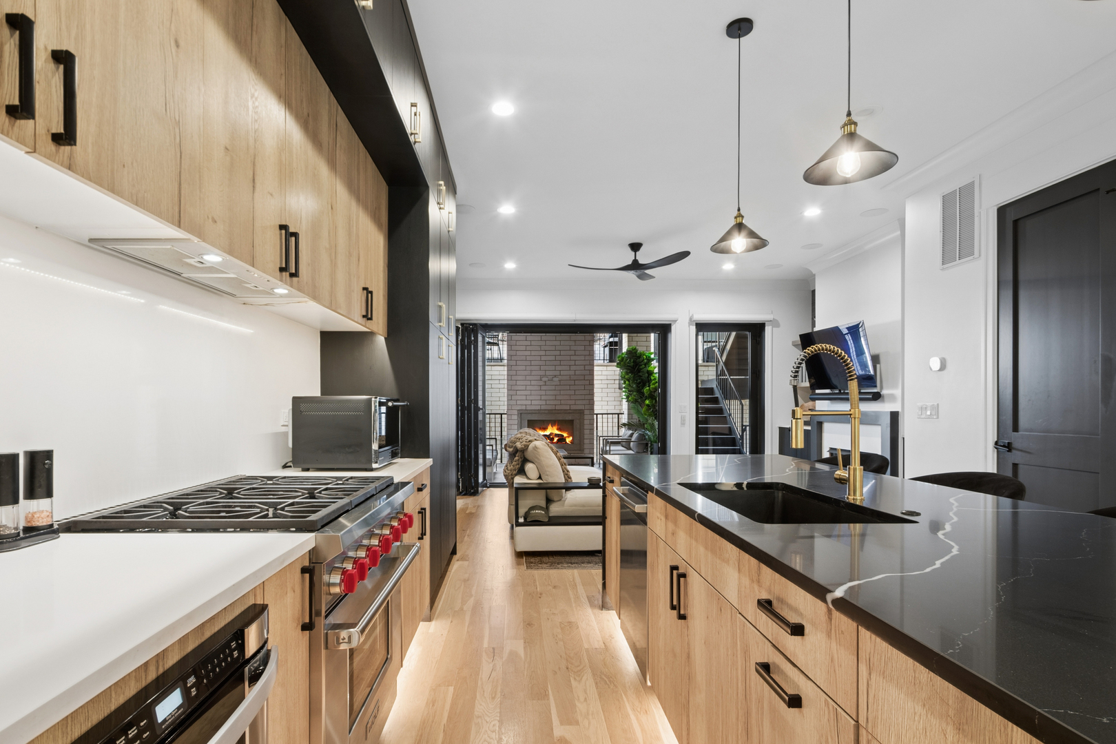 1113 W CHESTNUT Street Unit: 1E