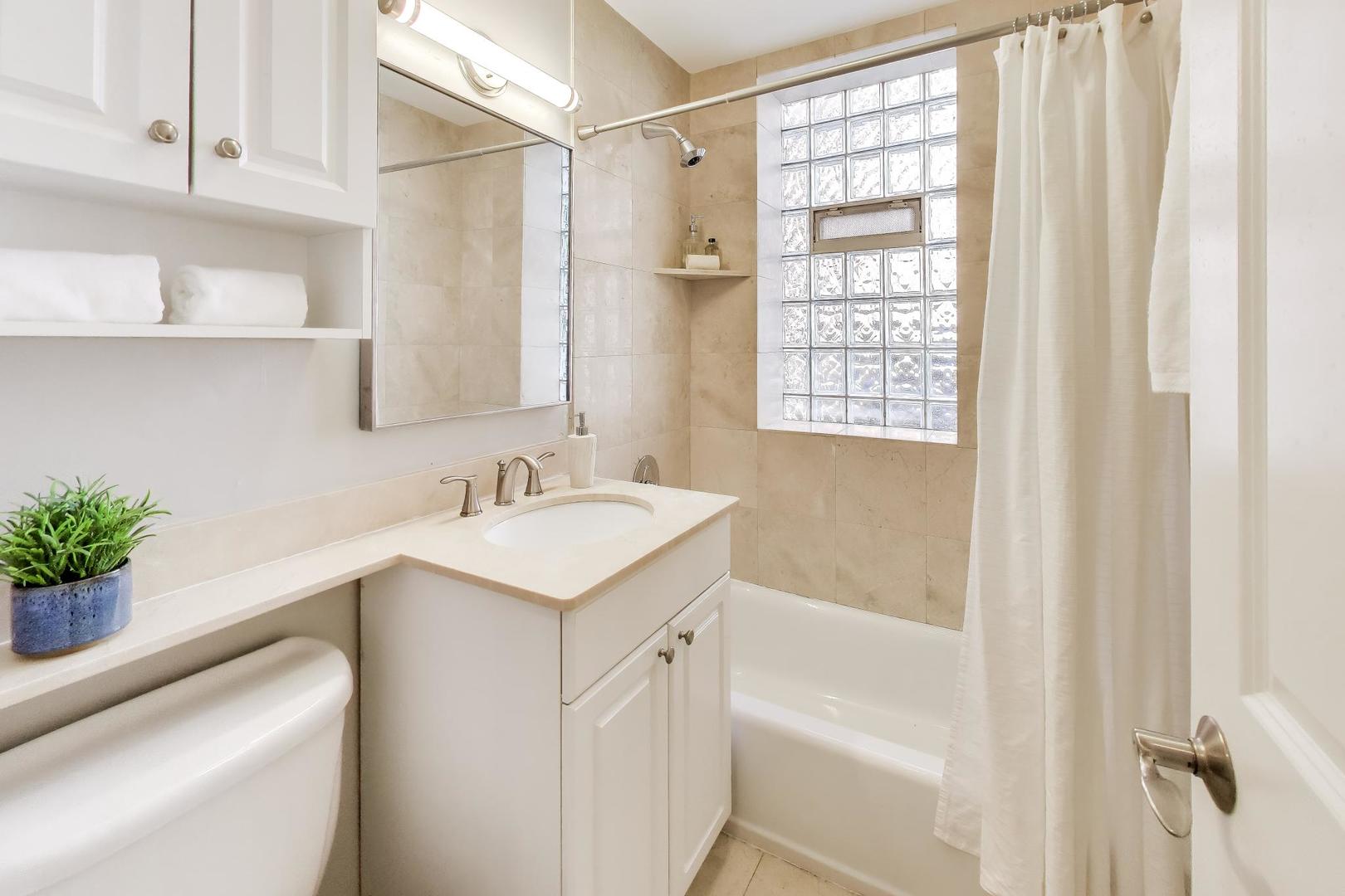 918 W Ainslie Street Unit: 1W