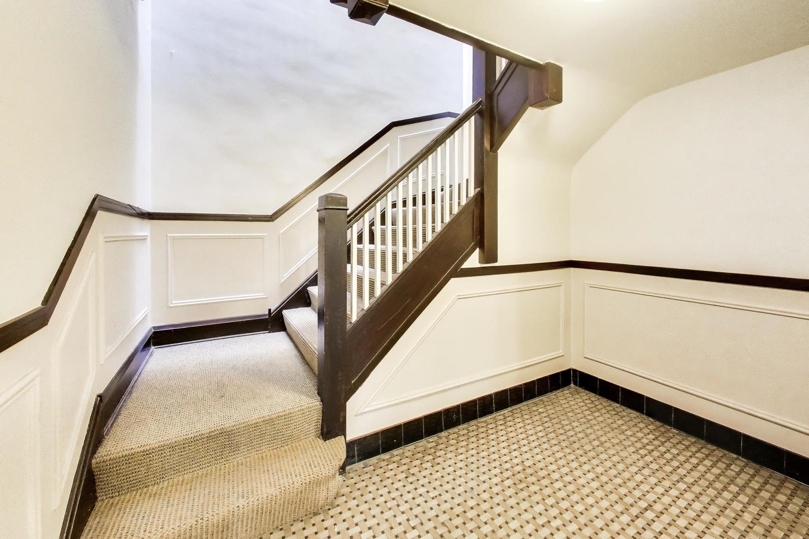 918 W Ainslie Street Unit: 1W